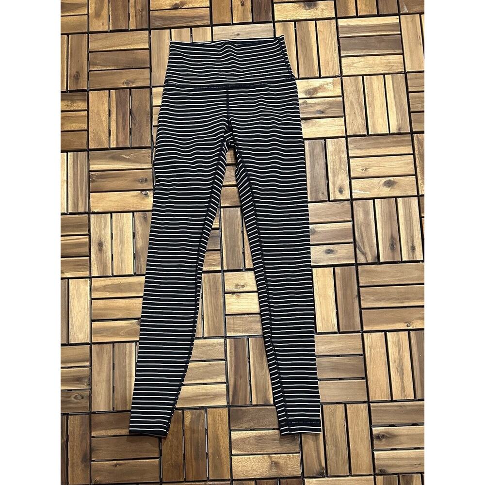 women’s Lululemon Leggings Wonder Under Size 4 Black And White Stripes- EUC